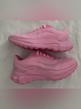 NIB Alo Runner Sneakers in Pink